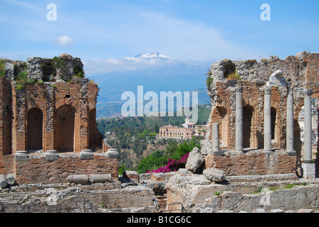 Das Teatro Greco mit Ätna hinter, Taormina, Provinz Messina, Sizilien, Italien Stockfoto