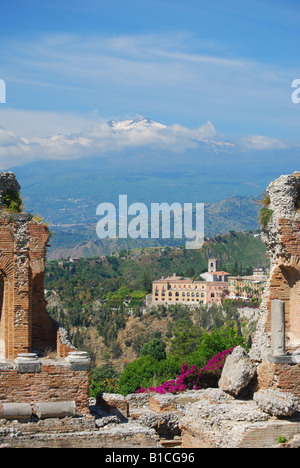 Das Teatro Greco mit Ätna hinter, Taormina, Provinz Messina, Sizilien, Italien Stockfoto