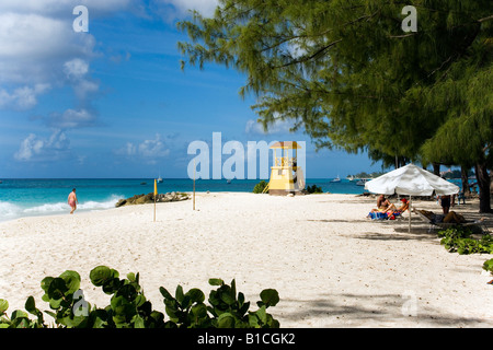 Menschen am Miami Beach Oistins Barbados Karibik Sonnen Stockfoto