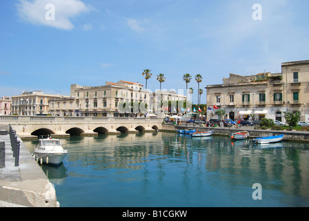 Hölzerne Fischerboote vertäut von Ponte Nuovo, Ortigia, Isola di Ortigia, Siracusa, Sizilien, Italien Stockfoto