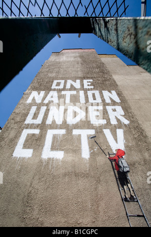 Eine Nation unter CCTV-Graffiti von Banksy. Newman Street, London, W1, England Stockfoto