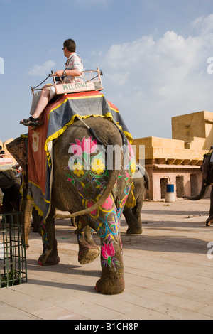 Männliche touristische Profil mit Blick auf Amber Fort, Asiatischen Elefanten hell mit Blumen bis zu den Amber Palast in Jaipur, Rajasthan Indien gemalt Stockfoto