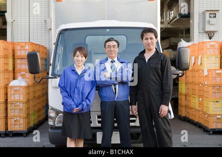 Lagerarbeiter vor LKW Stockfoto