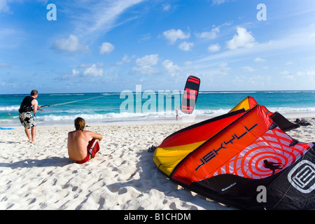 Kite-Surfer am Strand von Barbados Karibik Stockfoto