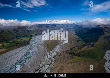 Panorama Luftbild von Türkis geflochtenes Waimakariri Fluss von oben Wolken läuft durch Arthur's Pass in Canterbury Südinsel Neuseeland Stockfoto