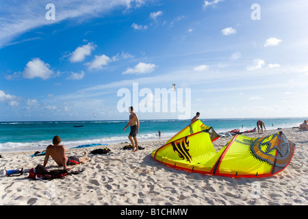 Kite-Surfer am Strand von Barbados Karibik Stockfoto