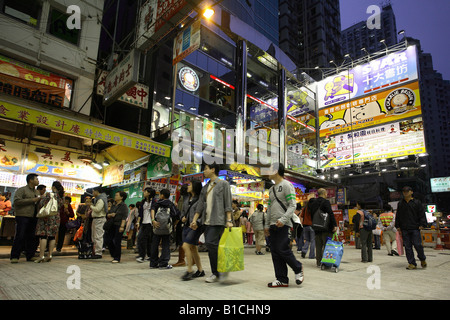 Menschen an einer Einkaufsstraße im Stadtteil Kowloon, Hong Kong, China Stockfoto