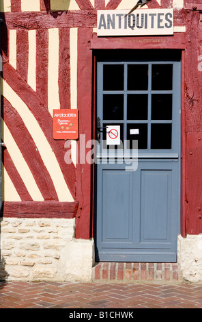 Halbe Fachwerkhaus Antiquitätenladen Detail, Beuvron En Auge, Normandie, Frankreich Stockfoto