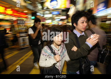 Menschen an einer Einkaufsstraße im Stadtteil Kowloon, Hong Kong, China Stockfoto