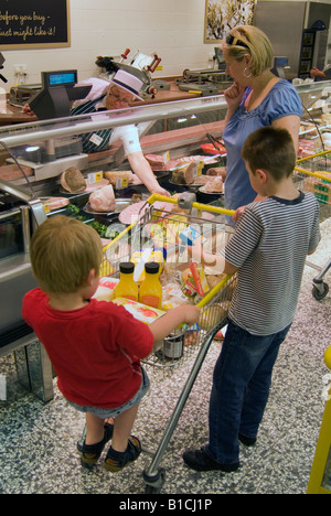 Frau Wahl Fleisch an der Käsetheke In Morrisons laden an Beccles, Suffolk, Uk Stockfoto