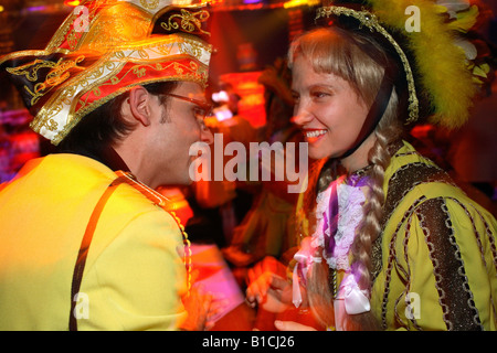 Mann und Frau in traditionellen Kostümen sprechen auf einer Karnevalsparty in Berlin, Deutschland Stockfoto