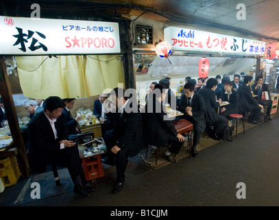 Belebten Izakaya-Restaurants in der Nacht unter Bahnbögen Yurakucho Tokyo 2008 Stockfoto