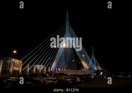 Leonard Zakim Bunker Hill Bridge in Boston, Massachusetts-Nacht mit Langzeitbelichtung Streifen gedreht Stockfoto