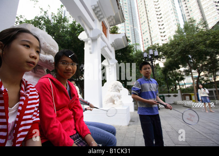 Kinder in einem Park zwischen Wohnblöcken im Stadtteil Kowloon, Hong Kong, China Stockfoto