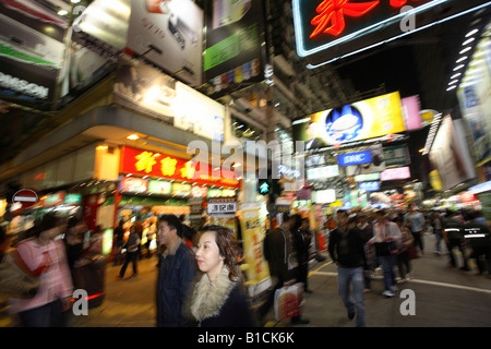 Menschen an einer Einkaufsstraße im Stadtteil Kowloon, Hong Kong, China Stockfoto