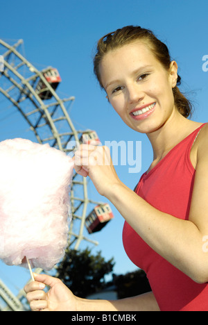 glückliche junge Frau mit Zuckerwatte vor das Wiener Riesenrad Auf Dem Prater, Österreich, Wien Stockfoto