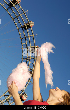 glückliche junge Frau mit Zuckerwatte vor das Wiener Riesenrad Auf Dem Prater, Österreich, Wien Stockfoto