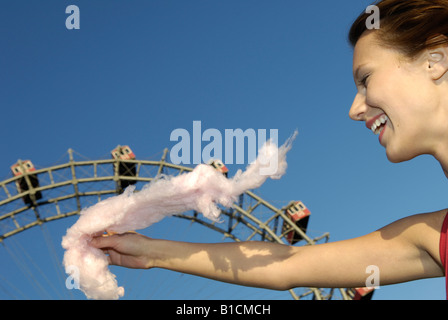 glückliche junge Frau mit Zuckerwatte vor das Wiener Riesenrad Auf Dem Prater, Österreich, Wien Stockfoto