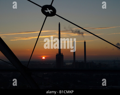 Blick vom Gasometer auf Schornsteine mit Fabrik Dämpfe an Sonnenuntergang, Österreich, Wien Stockfoto