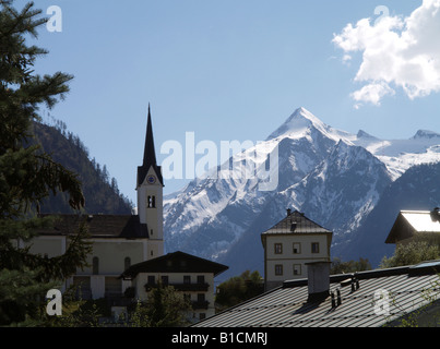 malerisches Bergdorf mit Kirche vor dem Kitzsteinhorn, Österreich, Salzburg, Pinzgau Stockfoto