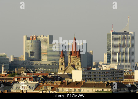 Donau-City, Vienna DC. Historische Kirche vor modernen Hochhäusern, Austria, Vienna Stockfoto