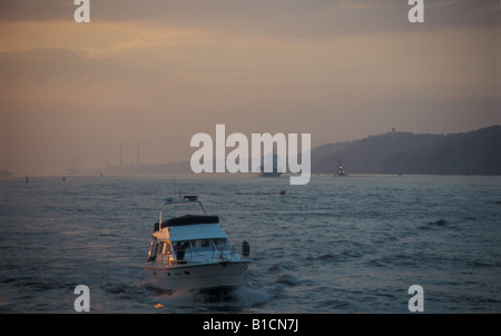 Yacht und Schiff auf Elbe bei Wedel, angrenzenden Schleswig Holstein, Hamburg, Deutschland Stockfoto