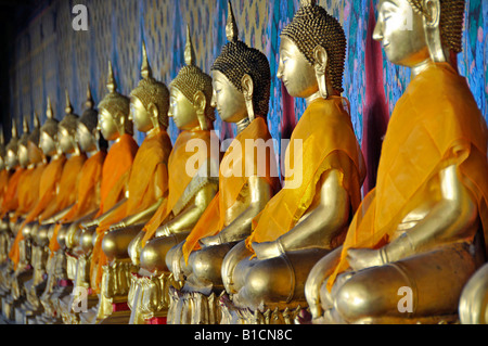 Buddha-Statuen im Tempel Wat Arun, Thailand, Bangkok Tempel der Morgenroete Stockfoto