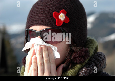 Frau mit Hanky, weht Stockfoto