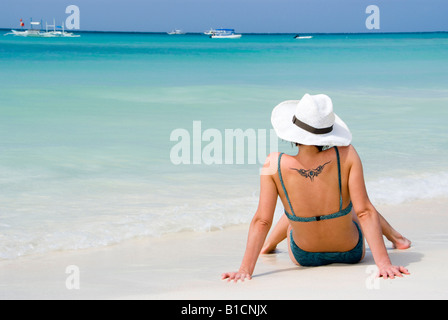 junge Frau im Bikini am Strand Stockfoto