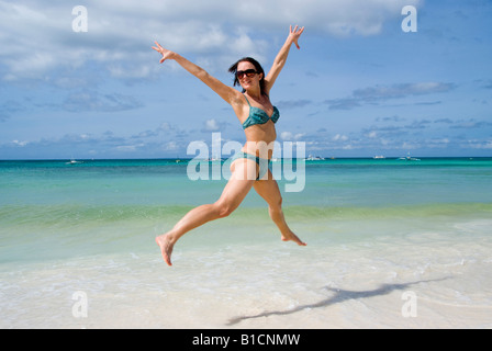junge Frau am Strand, Philippinen springen Stockfoto