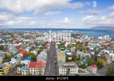 Blick auf Flaxafloi-Bucht und die bunten Häuser in Reykjavik, die Hauptstadt von Island Stockfoto