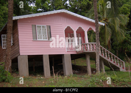 Rosa Board Haus im ländlichen St. Mary, Jamaika, Wi Stockfoto