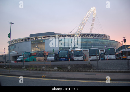 Wembley-Stadion in der Abenddämmerung, London, England Stockfoto