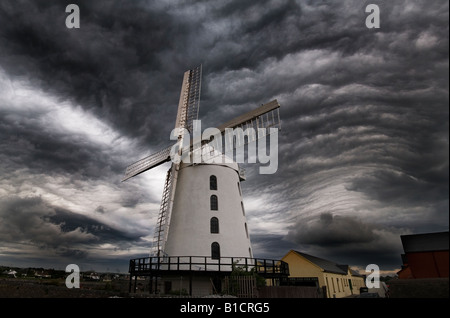 Schwerewelle Wolkenbildung hinter Blennerville Windmill in Tralee. Stockfoto