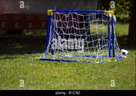 Kleinen, Kunststoff Fußballtore auf einer Wiese. Stockfoto