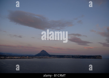 Morgengrauen-Blick vom Cap Prim, Cabo San Martin, Javea, Montgó Mtn & Cabo De La Nao, Comunidad Valenciana, Provinz Alicante, Spanien Stockfoto