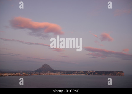 Morgengrauen-Blick vom Cap Prim, Cabo San Martin, Javea, Montgó Mtn & Cabo De La Nao, Comunidad Valenciana, Provinz Alicante, Spanien Stockfoto