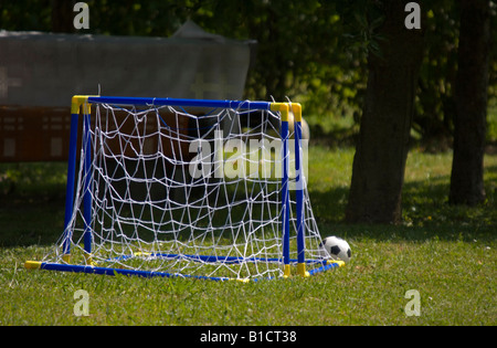 Kleinen, Kunststoff Fußballtore auf einer Wiese. Stockfoto