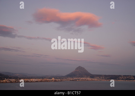 zeigen Sie in der Morgendämmerung von Cap Prim, Cabo San Martin, & Montgo Javea Berg, Comunidad Valenciana, Provinz Alicante, Spanien an Stockfoto