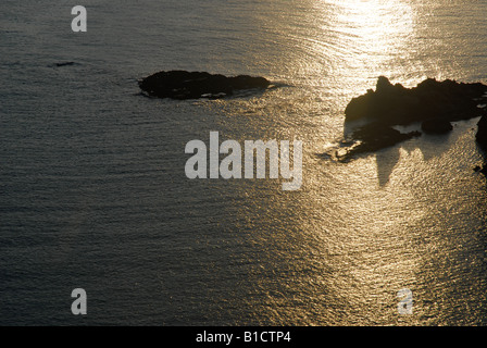 zeigen Sie in der Morgendämmerung von Prim Cap, Cabo de San Martin, Meer und Felsen, Javea, Alicante Provinz, Comunidad Valenciana, Spanien an Stockfoto