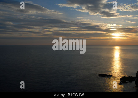 zeigen Sie in der Morgendämmerung von Prim Cap, Cabo de San Martin heraus zum Meer Javea, Comunidad Valenciana, Provinz Alicante, Spanien an Stockfoto