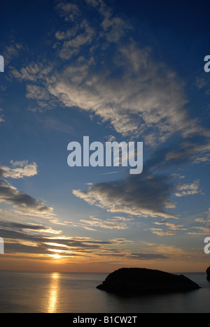 zeigen Sie in der Morgendämmerung von Prim Cap, Cabo de San Martin zu betauchen Insel, Javea, Alicante Provinz, Comunidad Valenciana, Spanien an Stockfoto