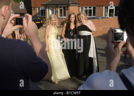 Abschlussball Party sechzehn Jahre alte Teenager-Mädchen an einem Schulabschluss Ende des Jahres Surrey England vor der Abreise für die Schule Veranstaltungsort. 2008 2000ER UK HOMER SYKES Stockfoto