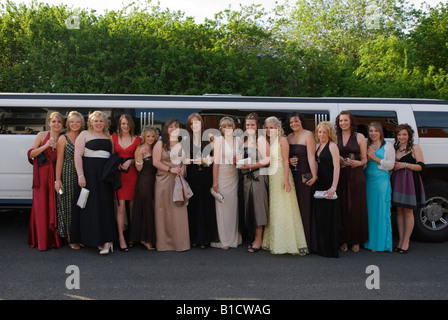 Abschlussball Party neues langes Kleid UK 2000er Jahre Ein Limousinenauto wird sechzehnjährige Jugendliche Mädchen mitnehmen, die zu einem Abschlussball gehen, Surrey 2008 2000s UK Stockfoto