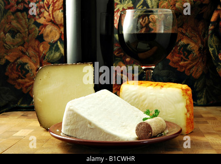 Drei Käsesorten mit Flasche und Glas Rotwein Stockfoto