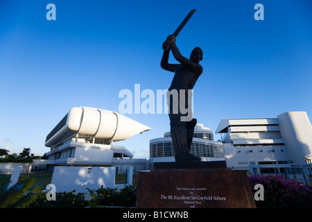 Statue von einem Cricket-Spieler in der Nähe von Kensington Oval Bridgetown Barbados Karibik Stockfoto