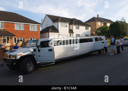 Abschlussball-Partei UK 2000er Jahre. Limo wird sechzehn Jahre alte Teenager-Mädchen gehen zu einem Schulabschluss Surrey 2008 UK HOMER SYKES Stockfoto