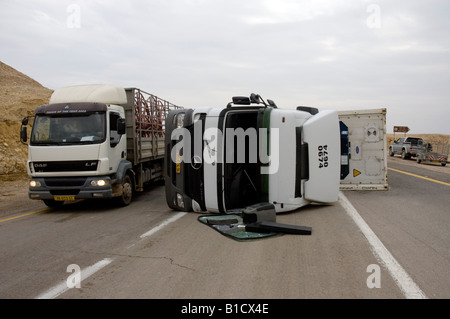 Israel Judäa Wüste Sdom ein umgestürzter Sattelzug Mercedes Lkw auf den schmalen kurvenreichen Pisten führt aus dem Toten Meer Stockfoto