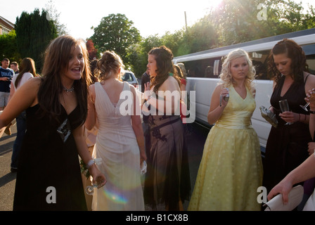 Abschlussball Party UK 2000er Limousine sechzehnjährige Teenager Mädchen gehen in ihren neuen langen Kleidern zu einem Abschlussball. Surrey England 2008 2000er Jahre Großbritannien Stockfoto