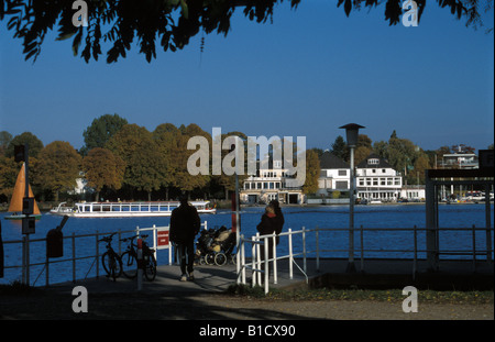 Kreuzfahrt auf See Außenalster und seinen Kanälen mitten in der Stadt Hamburg, Deutschland Stockfoto